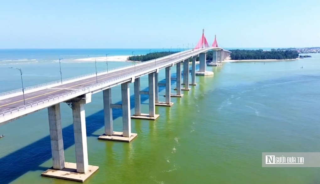 Cận cảnh cầu vượt cửa biển dài nhất miền Trung sau gần 4 năm thi công- Ảnh 6.