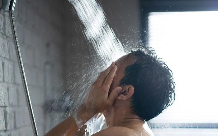 Người đàn ông 51 tuổi tử vong đột ngột vì tắm theo cách "vạn người mê" - Ảnh 1.