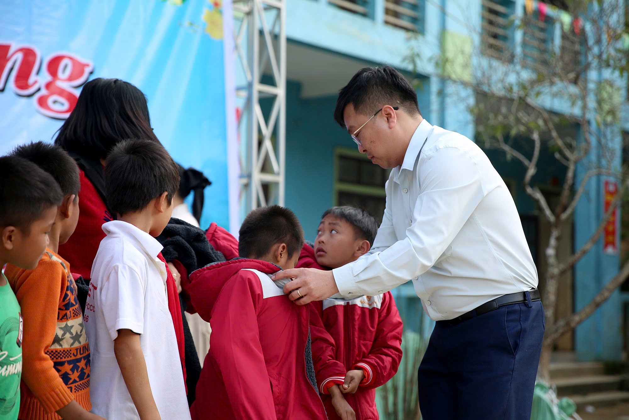 Ngược núi rừng, mang tấm lòng miền xuôi sưởi ấm vùng cao- Ảnh 3.