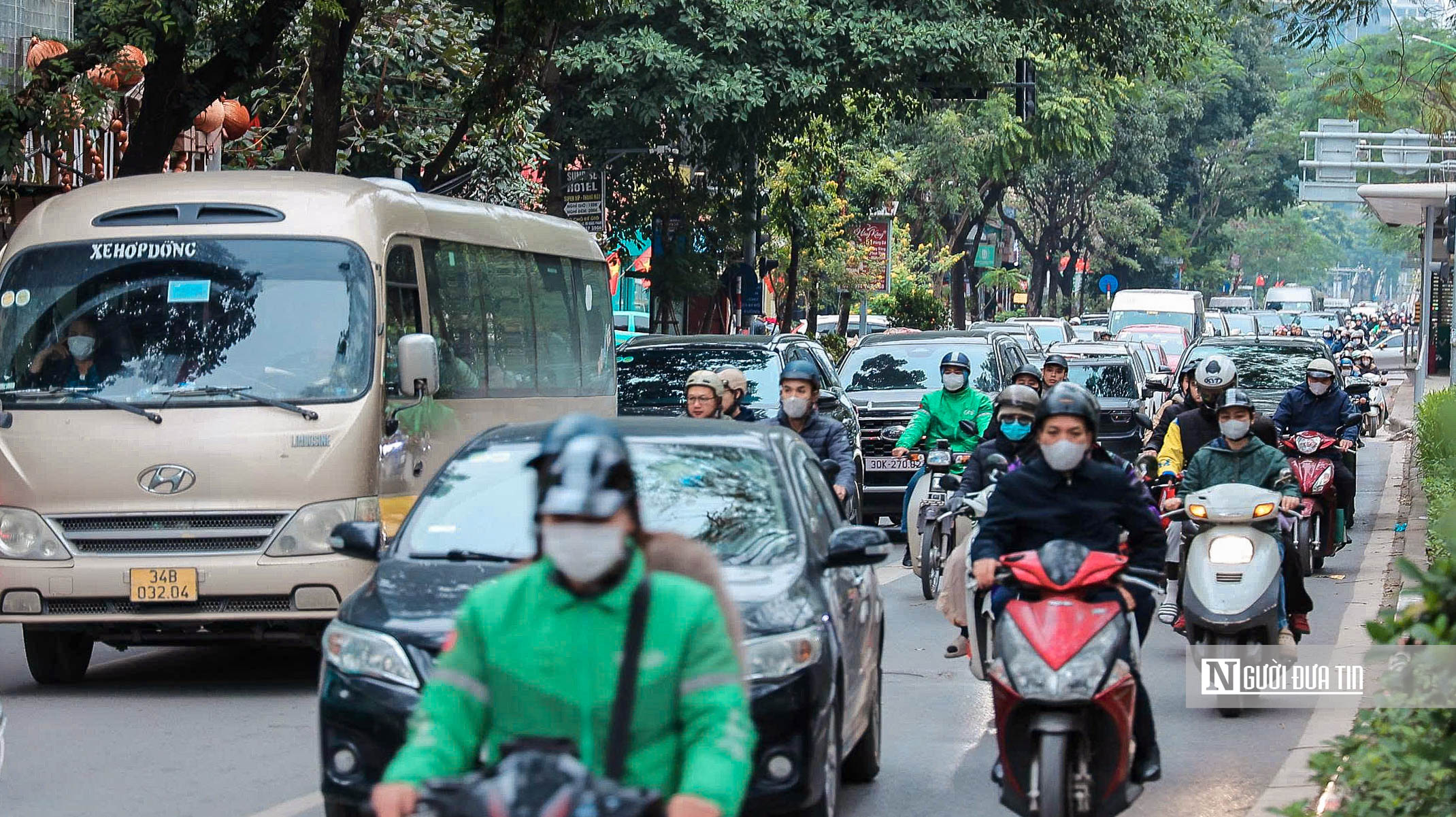 Cận Tết, giao thông Hà Nội luôn trong tình trạng ùn tắc - Ảnh 3.