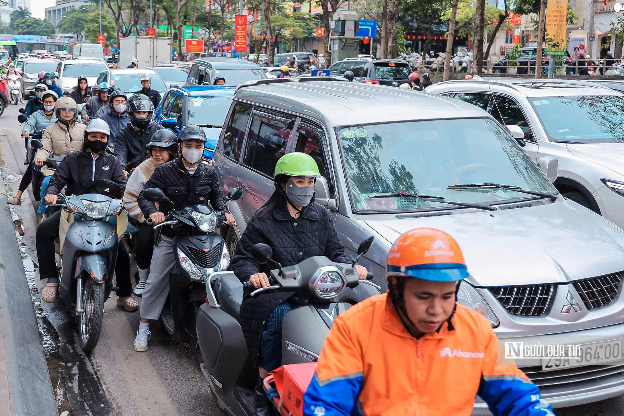 Cận Tết, giao thông Hà Nội luôn trong tình trạng ùn tắc - Ảnh 4.