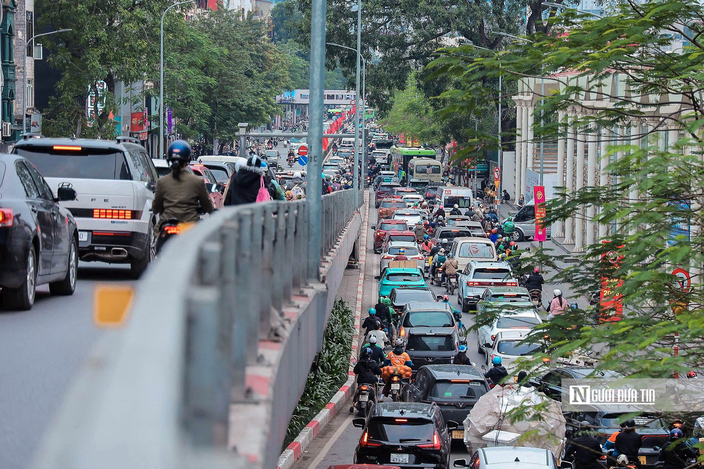 Cận Tết, giao thông Hà Nội luôn trong tình trạng ùn tắc - Ảnh 5.