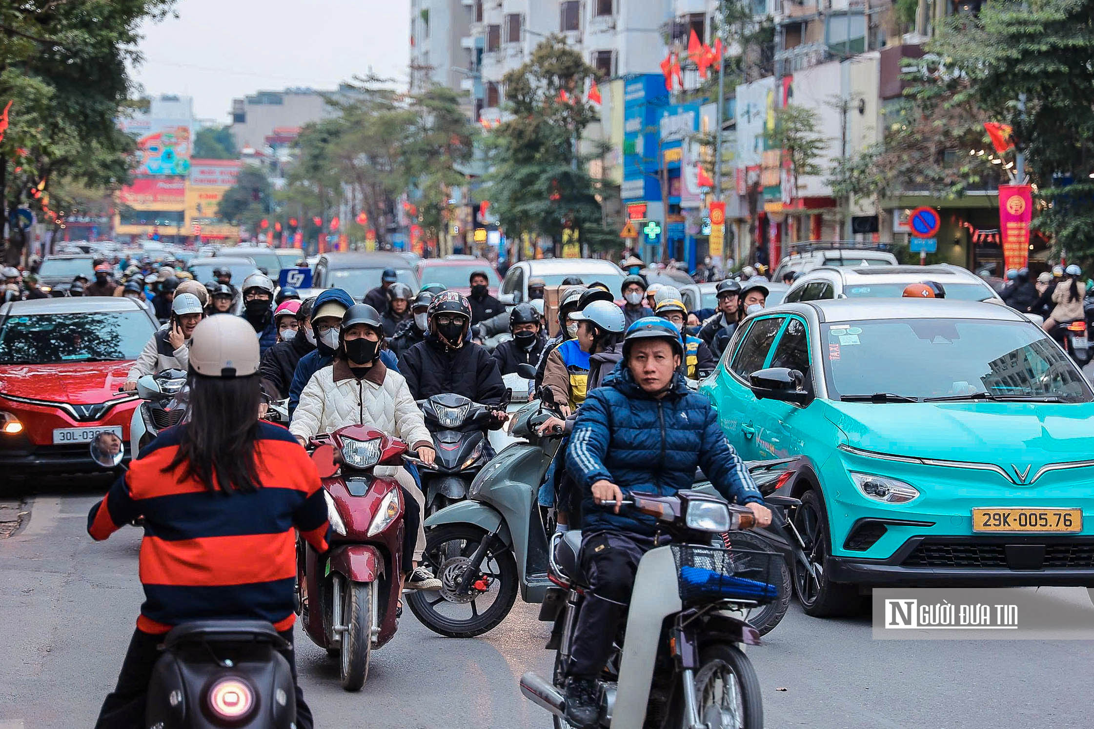 Cận Tết, giao thông Hà Nội luôn trong tình trạng ùn tắc - Ảnh 6.