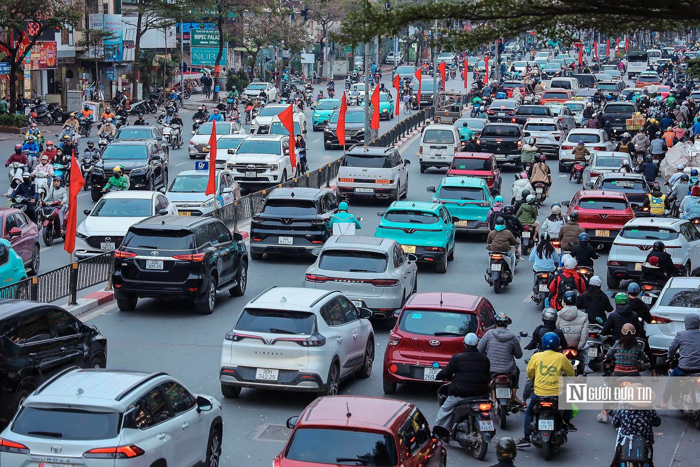 Cận Tết, giao thông Hà Nội luôn trong tình trạng ùn tắc - Ảnh 7.
