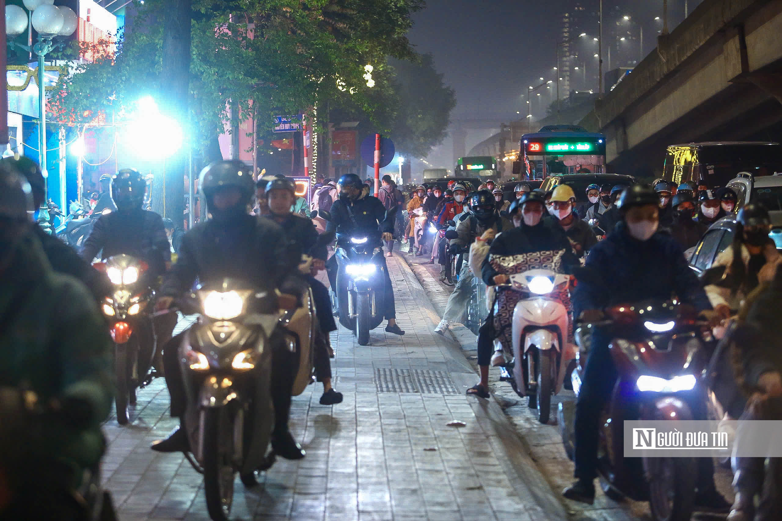 Cận Tết, giao thông Hà Nội luôn trong tình trạng ùn tắc - Ảnh 10.