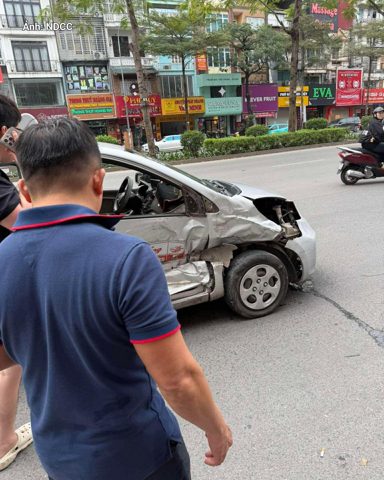 Hà Nội: Truy tìm tài xế ô tô va chạm rồi bỏ chạy ở Xã Đàn - Ảnh 1.