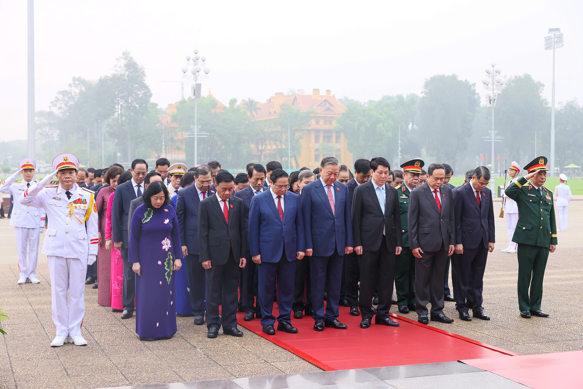 Đại biểu Quốc hội khóa XVI vào Lăng viếng Chủ tịch Hồ Chí Minh - Ảnh 2.