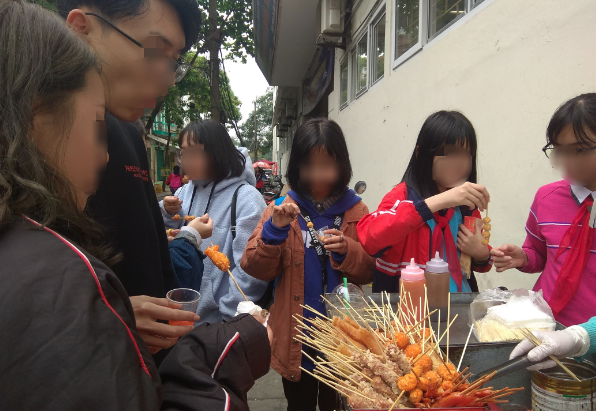 THỰC PHẨM BẨN, CHUYỆN KHÔNG CHỈ Ở NHÀ TRƯỜNG...- Ảnh 2.