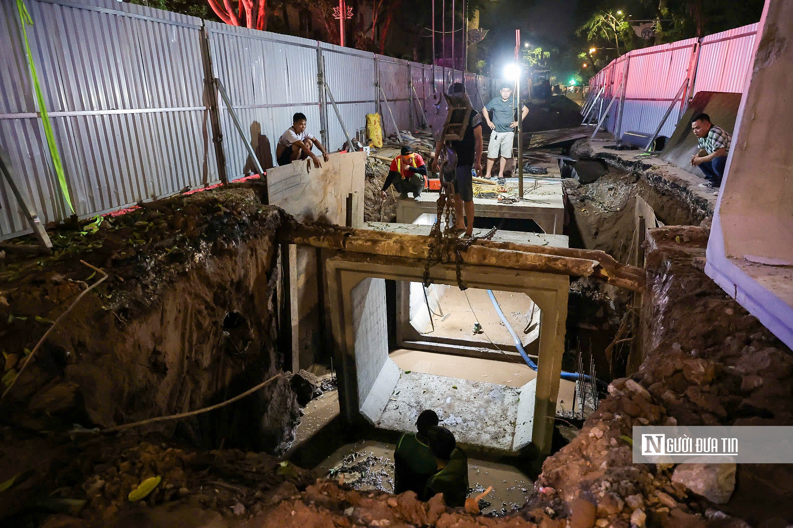 Cận cảnh thi công xuyên đêm công trình chống ngập ở Hà Nội- Ảnh 9.